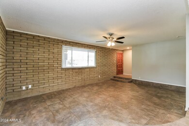 002-photo-living-room-10573090