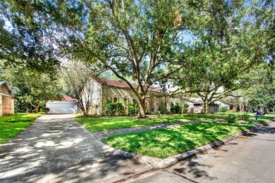 334 W Castle Harbour Dr, Friendswood, TX 77546 - photo 2
