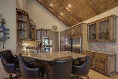 Breakfast bar,Spacious Kitchen