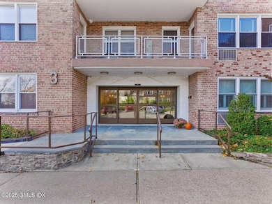 3 Putnam Hill unit 2b, Greenwich, CT 06830 - photo 2