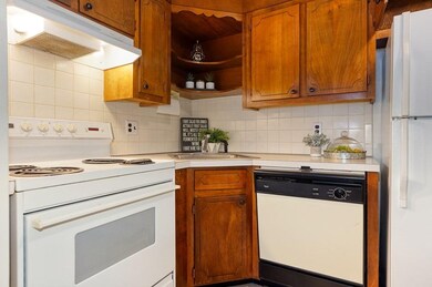 14 Hallmark Gardens unit 4, Burlington, MA 01803 - photo 6