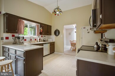 10402 Woodbury Woods Ct, Fairfax, VA 22032 - photo 5