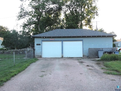 820 E 3rd St, Dell Rapids, SD 57022 - photo 5