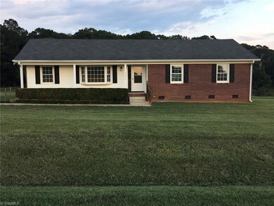 Nice large front yard.