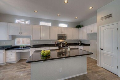 006_Breakfast Bar - Kitchen