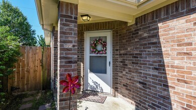 518 E House St, Alvin, TX 77511 - photo 3