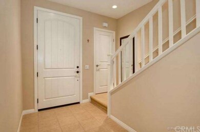 Formal entry w/neutral tile