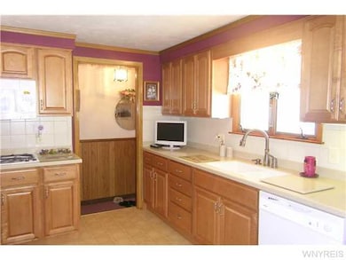 Kitchen Lots of beautiful cabinets