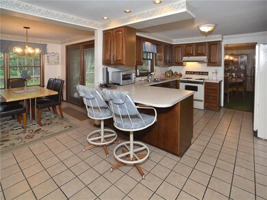 Bright and spacious kitchen with a breakfast bar, 