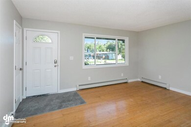 47-Living Area_1877