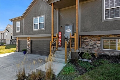 808 Cedar Ridge Dr, Raymore, MO 64083 - photo 4