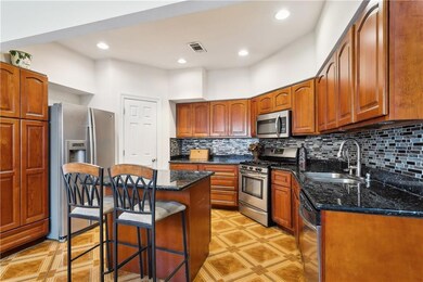 Stainless steel appliances, kitchen island, granit