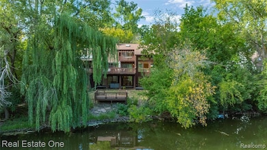 2276 Shore Hill Dr, West Bloomfield, MI 48323 - photo 4