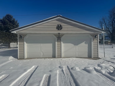 602 E Webster St, Clinton, IL 61727 - photo 4