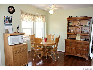 The sunny breakfast nook!
