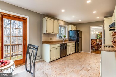 9218 Santayana Dr, Fairfax, VA 22031 - photo 4