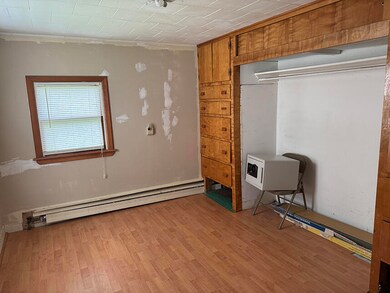 6 LIVING ROOM
