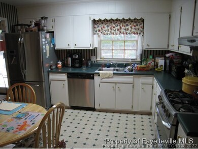 435 Northview Dr, Fayetteville, NC 28303 - photo 4