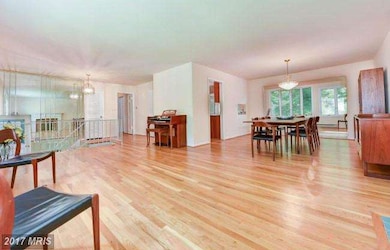 9014 Hamilton Dr, Fairfax, VA 22031 - photo 4