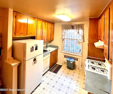 Fort Place Cooperative unit A3J, Staten Island, NY 10301 - photo 4