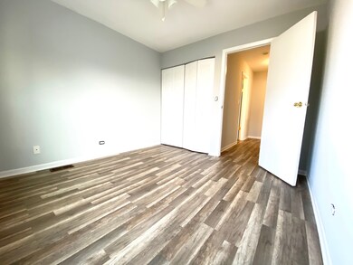 1393 S Glen Cir unit B, Aurora, IL 60506 - photo 3