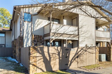 2 level condo living with this 2 bed/1.5 bath in S