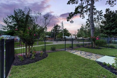 823 Garden Rose Ln, Houston, TX 77018 - photo 3