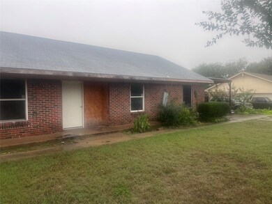 View of front facade featuring a front lawn