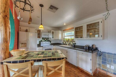 Breakfast Bar and Kitchen