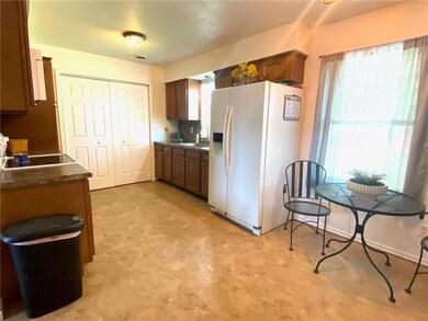 1078 Dutchman Ln, Seymour, IN 47274 - photo 6