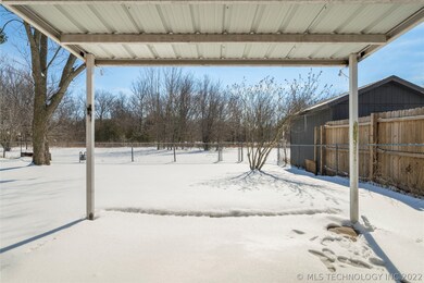 Great entertaining area, nice covered patio overlo