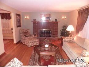 Large LR w/Fireplace & Hdwds