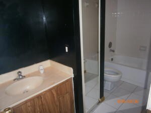 guest bath.JPG