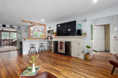 1040 E Kingsbury St-7