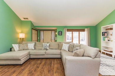 601 Jade Dr, Yorktown, IN 47396 - photo 3