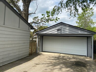 140 Pueblo Rd, Carpentersville, IL 60110 - photo 2