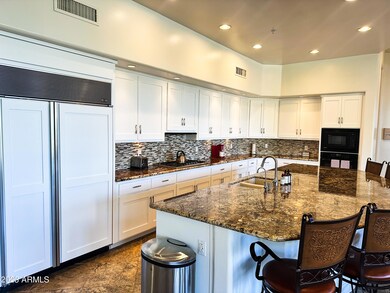 Kitchen with Large island