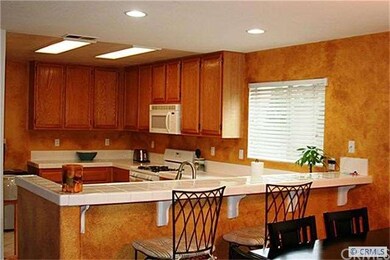 Open kitchen w/ Breakfast Bar