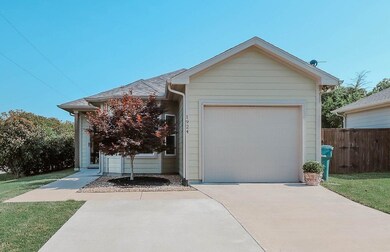 1924 Elizabeth St, Sherman, TX 75090 - photo 2