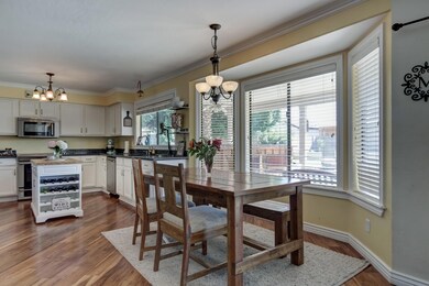 1537 E Vaughn Ave-15