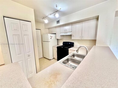 11185 SW 6th St unit 3032, Pembroke Pines, FL 33025 - photo 7