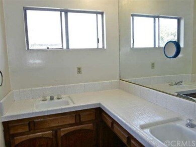 Double sinks in the master bedroom bathroom