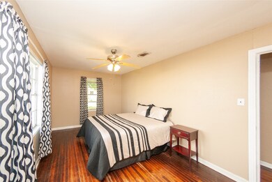 222 E Coombs St, Alvin, TX 77511 - photo 3