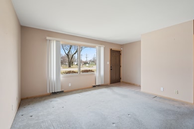 537-541 N Edgelawn Dr unit 541, Aurora, IL 60506 - photo 4