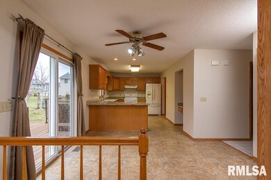 2246 W 43rd St, Davenport, IA 52806 - photo 4