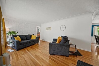 4202 30th St, Des Moines, IA 50310 - photo 3