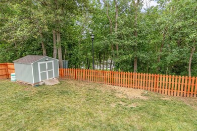 LAKE VIEW!! gate & trail to the lake