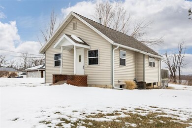 3325 Southland St SW, Cedar Rapids, IA 52404 - photo 2