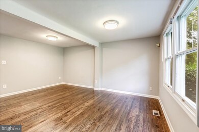 6800 Hutchison St, Falls Church, VA 22043 - photo 5
