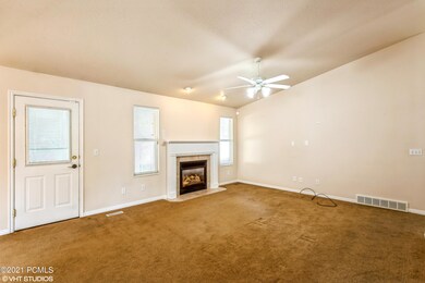 07_7554S5040W_3_FamilyRoom_HiRes - M